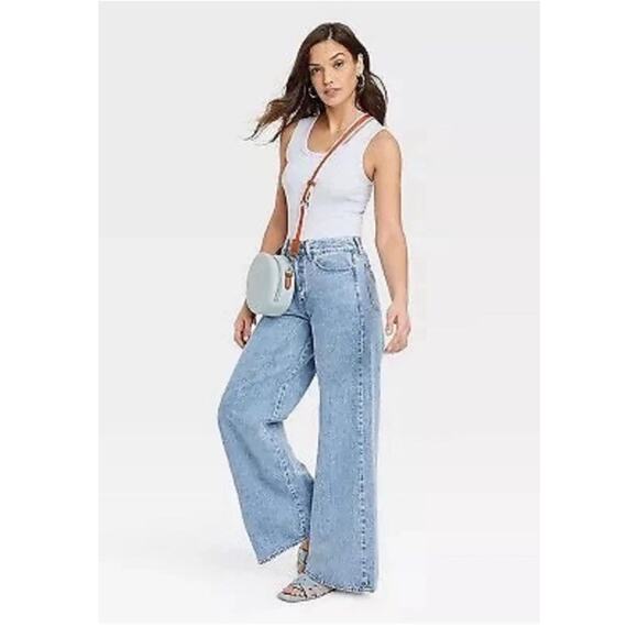 Women's Mid-Rise Super Wide Leg Button Fly Jeans Universal Thread Light Wash 10R - Picture 1 of 7